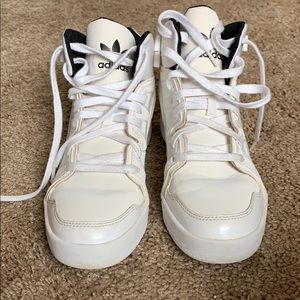 Adidas sneakers size M 6.5/ W 7.5